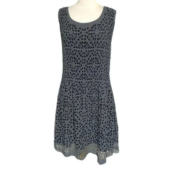 Veeca‎ S sleeveless laser cut mesh over black slip dress - Picture 2 of 7
